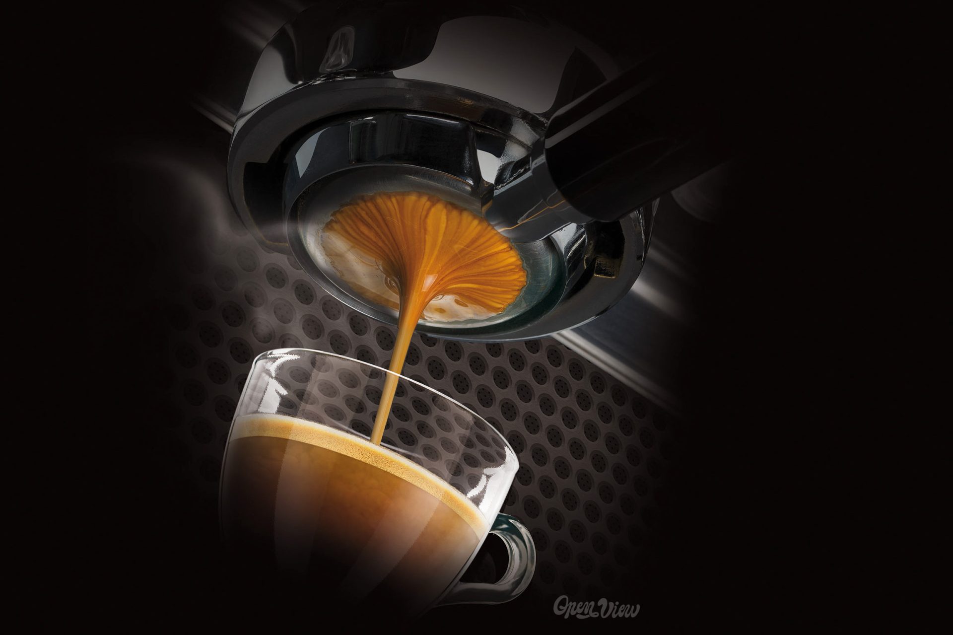 espresso cremoso curge in ceasca